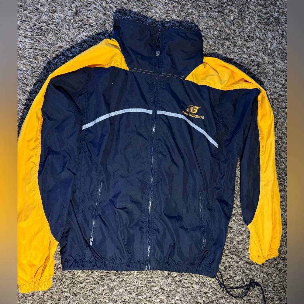 Nee balance man’s jacket Navy blue with yellow strip on the sleeve Size Medium